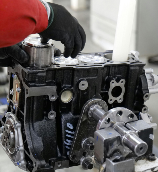 Mecánico reparando una pieza de un vehículo