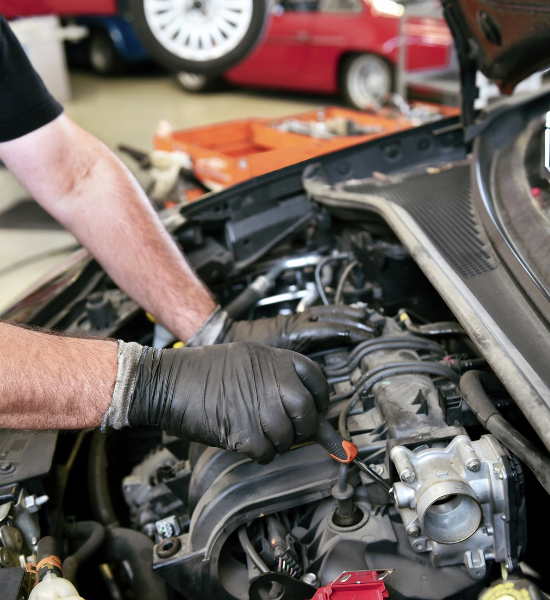 Mecánico sustituyendo una pieza de un vehículo