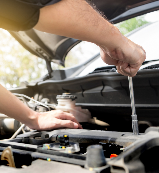 Mecánico haciendo una reparación de coche