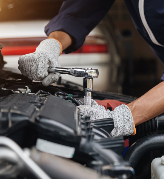 Mecánico reparando un coche