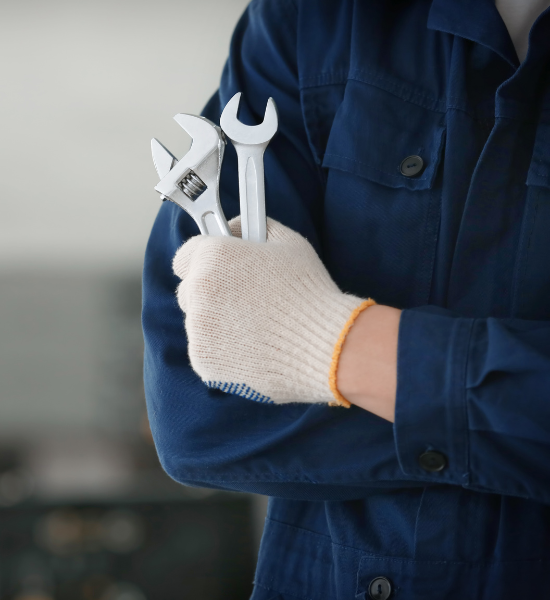Mecánico sustentando herramientas de reparación de coche