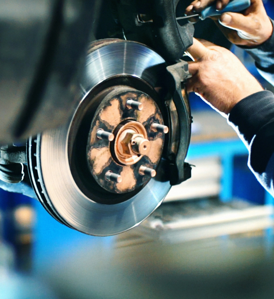 Mecánico reparando un vehículo en un taller