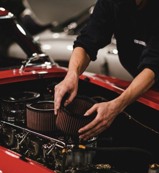 Mecánico reparando un vehículo