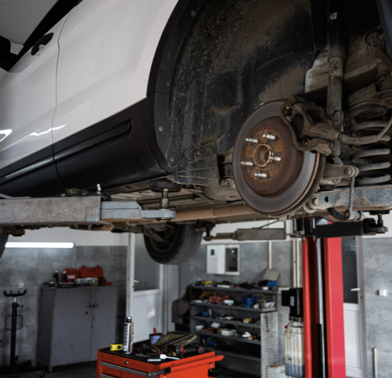 Coche en reparación en taller mecánico