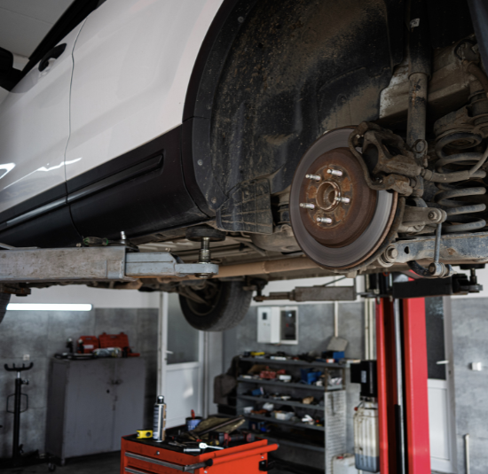 Coche en reparación en taller mecánico